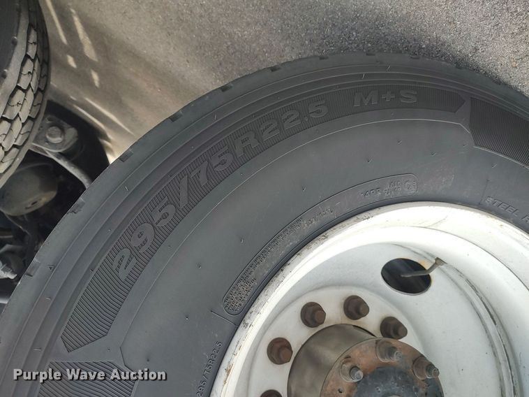 image for item DQ0353 2013 Peterbilt 384  semi truck