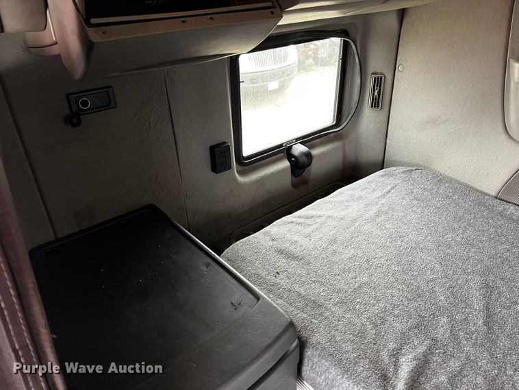 image for item DQ1994 2008 International Prostar semi truck