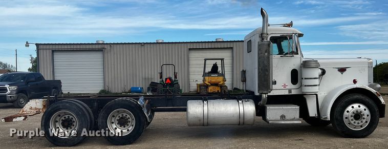image for item DQ2022 1985 Peterbilt 359  truck cab and chassis