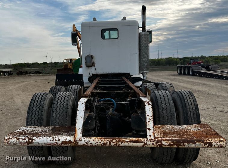 image for item DQ2022 1985 Peterbilt 359  truck cab and chassis