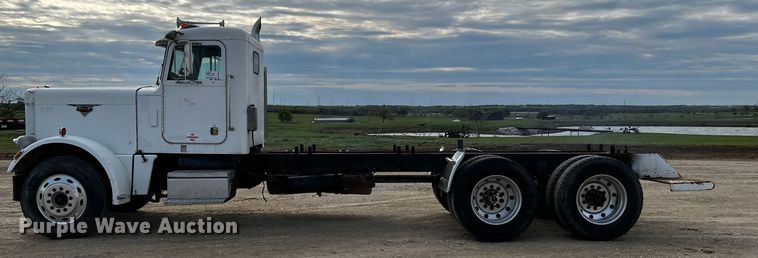 image for item DQ2022 1985 Peterbilt 359  truck cab and chassis