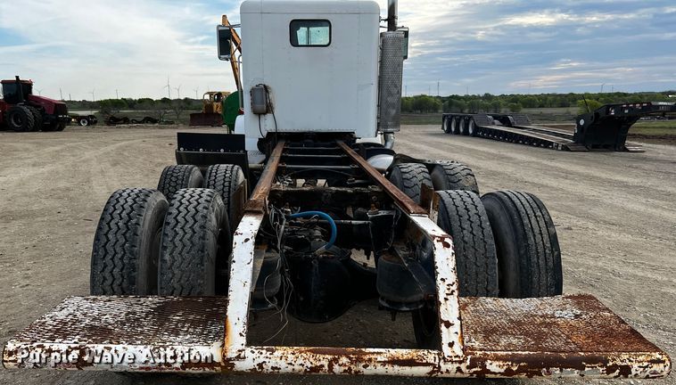 image for item DQ2022 1985 Peterbilt 359  truck cab and chassis