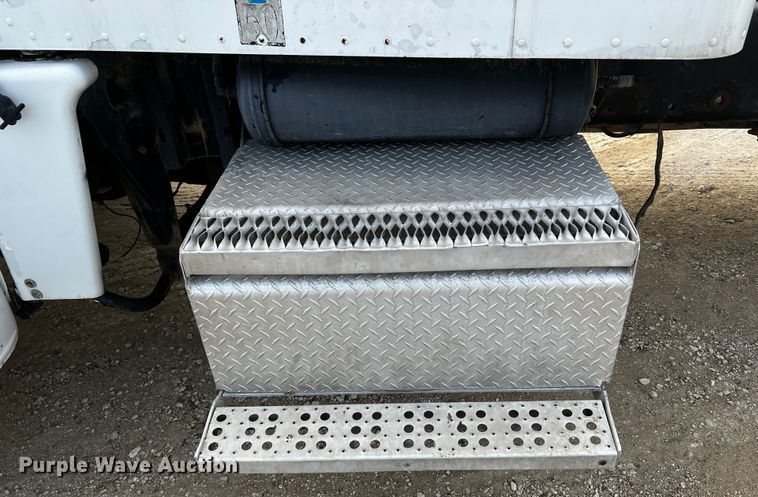 image for item DQ2022 1985 Peterbilt 359  truck cab and chassis