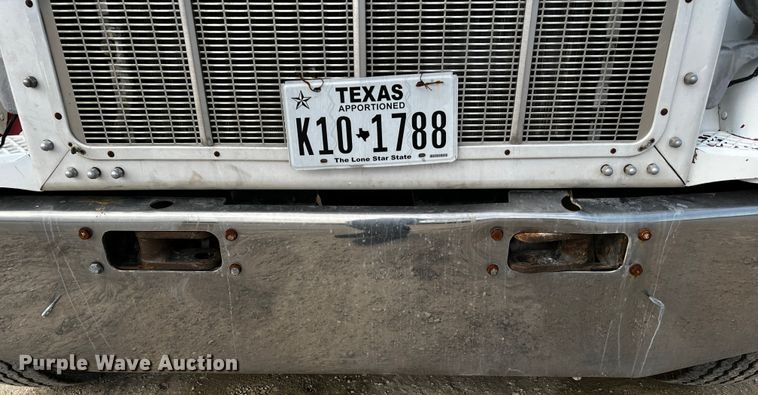 image for item DQ2022 1985 Peterbilt 359  truck cab and chassis