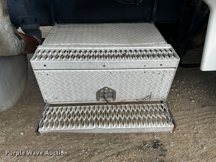 image for item DQ2022 1985 Peterbilt 359  truck cab and chassis