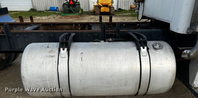 image for item DQ2022 1985 Peterbilt 359  truck cab and chassis