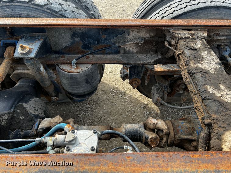 image for item DQ2022 1985 Peterbilt 359  truck cab and chassis