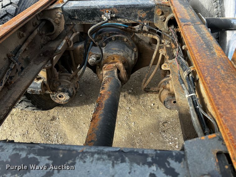 image for item DQ2022 1985 Peterbilt 359  truck cab and chassis