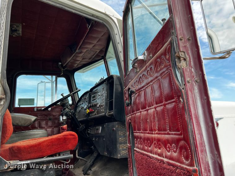 image for item DQ2022 1985 Peterbilt 359  truck cab and chassis