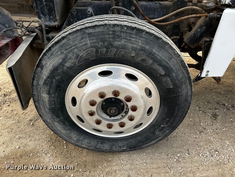 image for item DQ2022 1985 Peterbilt 359  truck cab and chassis