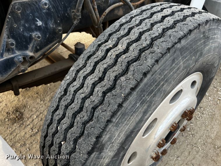 image for item DQ2022 1985 Peterbilt 359  truck cab and chassis