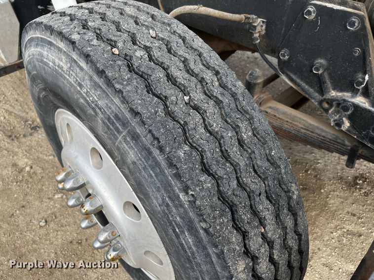 image for item DQ2022 1985 Peterbilt 359  truck cab and chassis