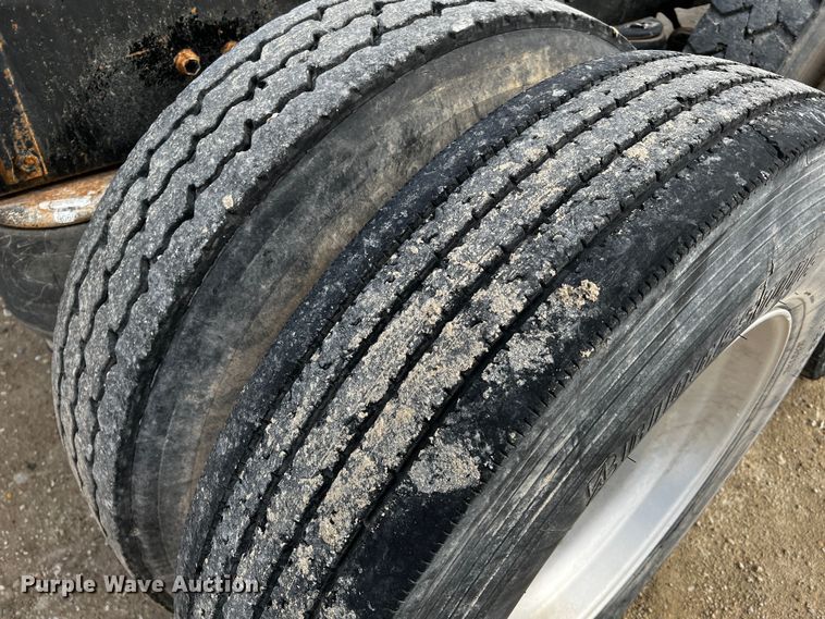 image for item DQ2022 1985 Peterbilt 359  truck cab and chassis