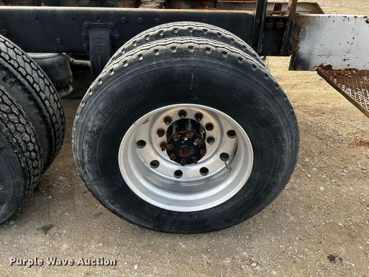 image for item DQ2022 1985 Peterbilt 359  truck cab and chassis