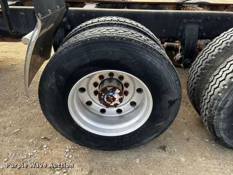 image for item DQ2022 1985 Peterbilt 359  truck cab and chassis