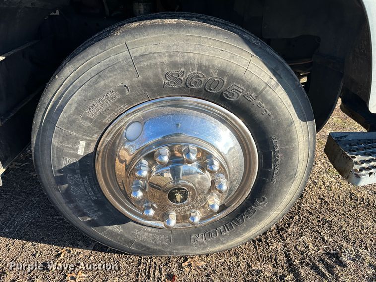 image for item DR5002 1997 Isuzu FSR  rollback truck