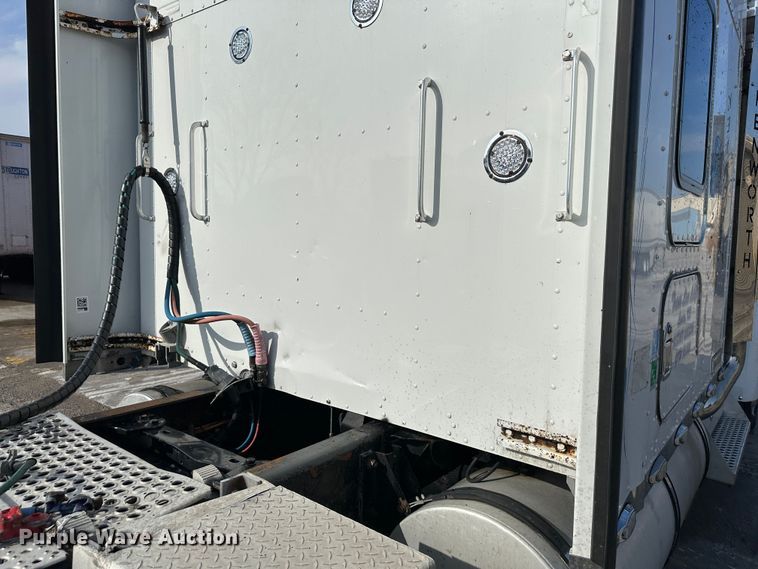 image for item DR5097 2007 Kenworth W900  semi truck