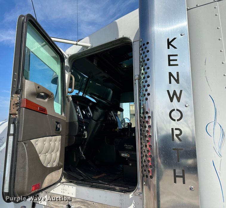 image for item DR5097 2007 Kenworth W900  semi truck