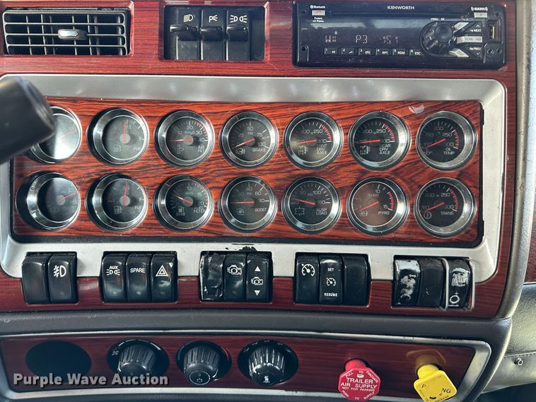 image for item DR5097 2007 Kenworth W900  semi truck