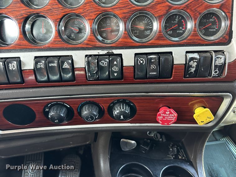 image for item DR5097 2007 Kenworth W900  semi truck