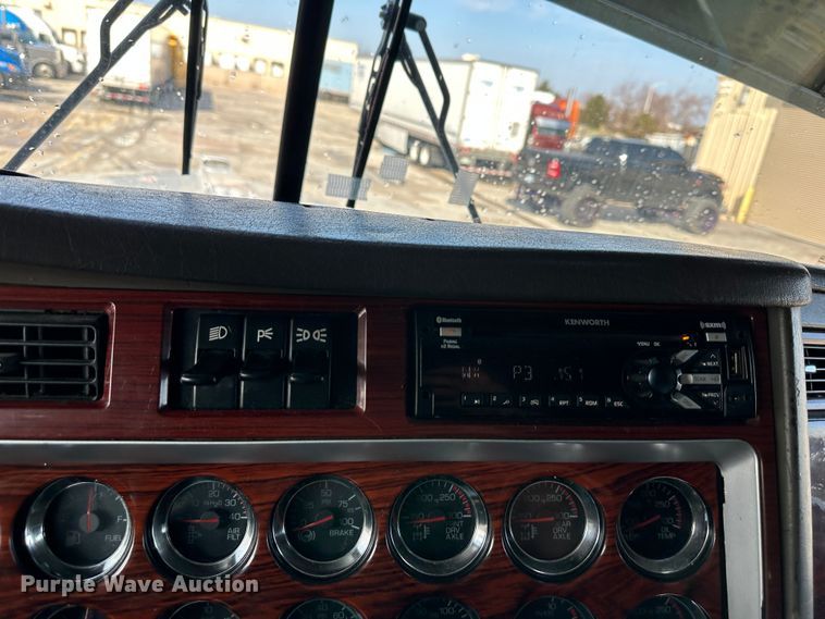 image for item DR5097 2007 Kenworth W900  semi truck