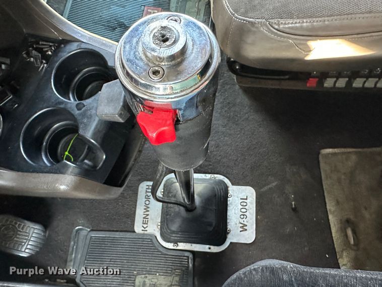 image for item DR5097 2007 Kenworth W900  semi truck