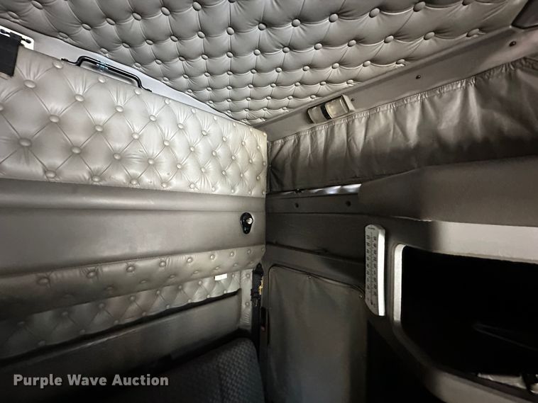 image for item DR5097 2007 Kenworth W900  semi truck