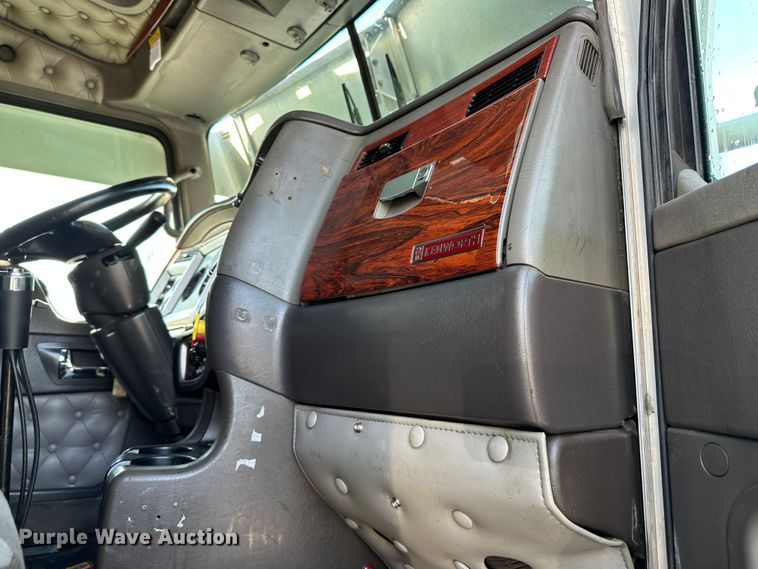 image for item DR5097 2007 Kenworth W900  semi truck