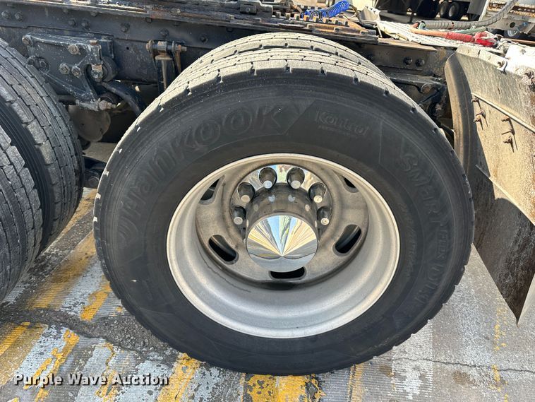 image for item DR5097 2007 Kenworth W900  semi truck