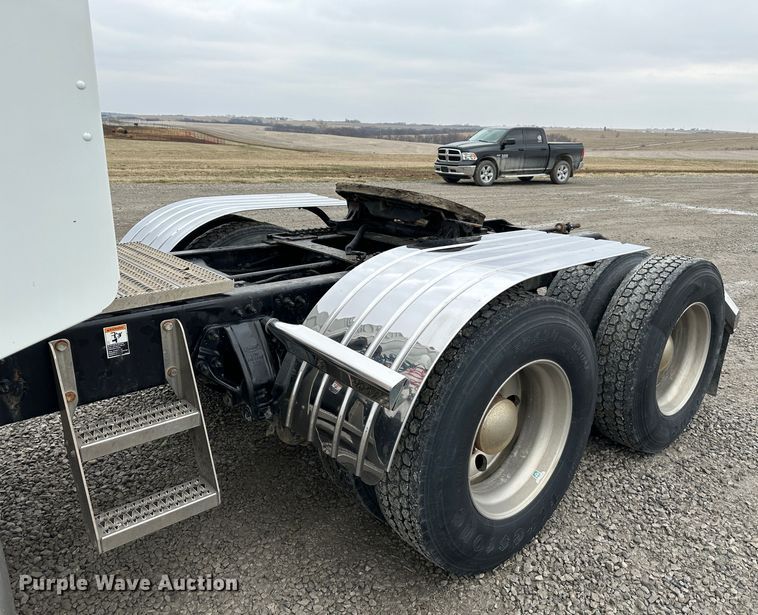 image for item DR6086 2008 Peterbilt 386  semi truck