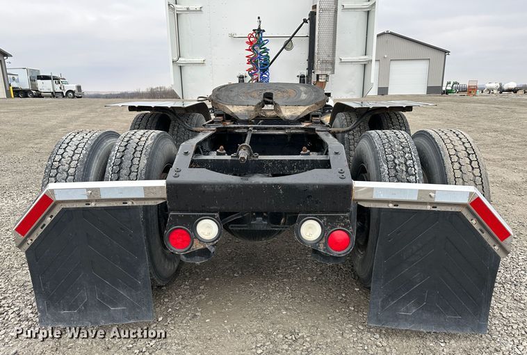 image for item DR6086 2008 Peterbilt 386  semi truck