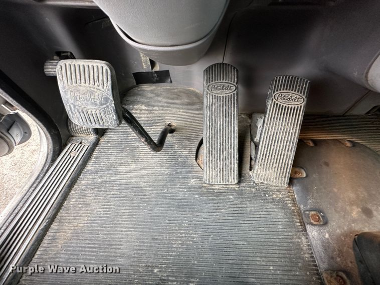 image for item DR6086 2008 Peterbilt 386  semi truck