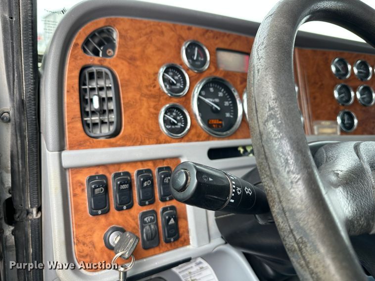 image for item DR6086 2008 Peterbilt 386  semi truck