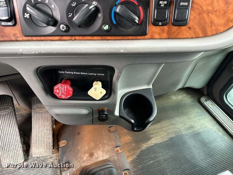 image for item DR6086 2008 Peterbilt 386  semi truck