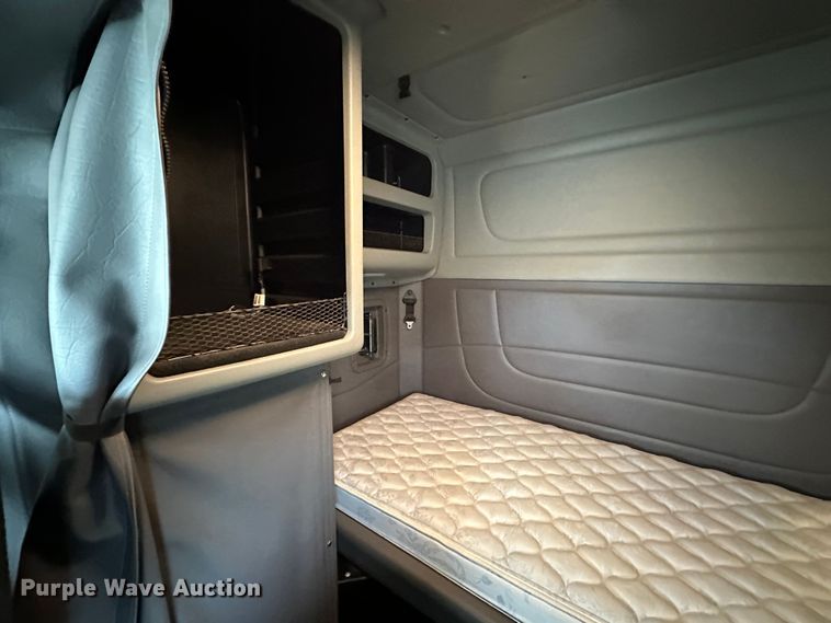 image for item DR6086 2008 Peterbilt 386  semi truck