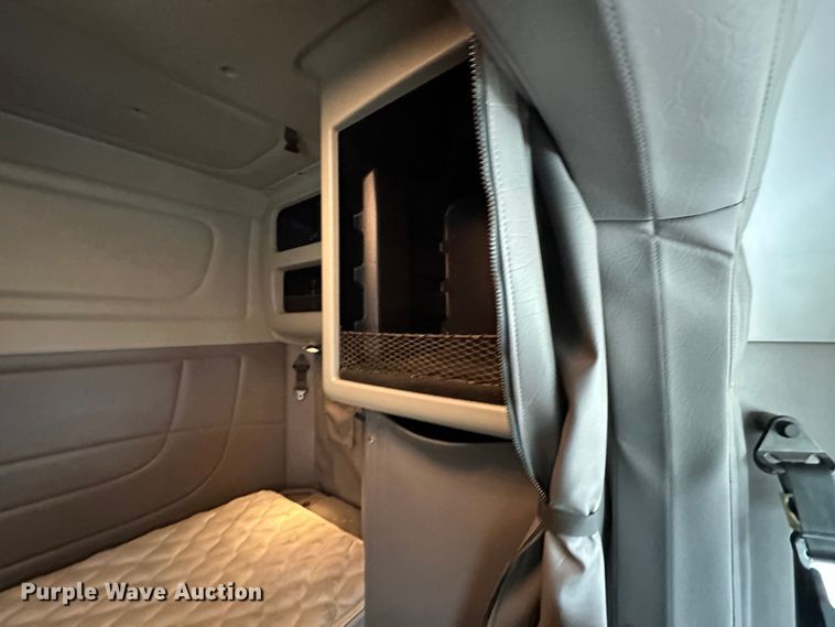 image for item DR6086 2008 Peterbilt 386  semi truck