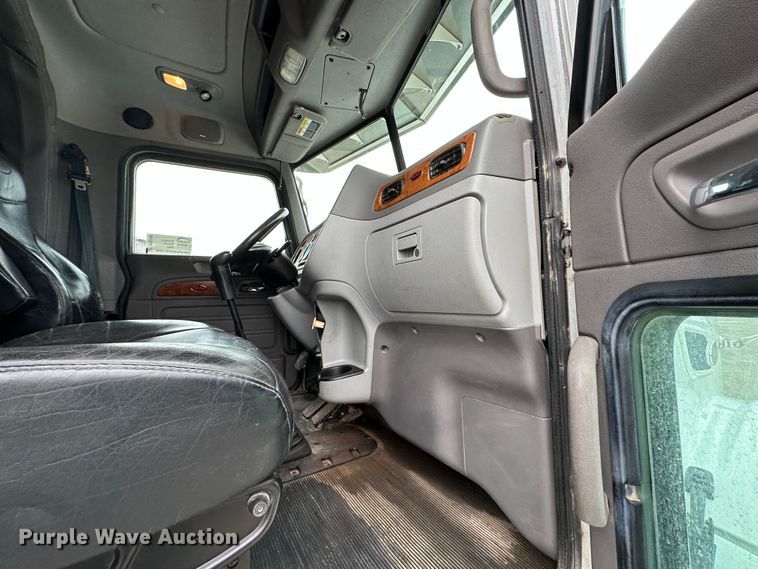 image for item DR6086 2008 Peterbilt 386  semi truck