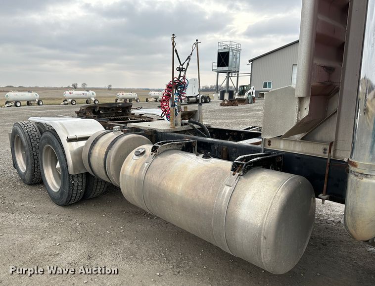 image for item DR6087 1993 Peterbilt 379  semi truck