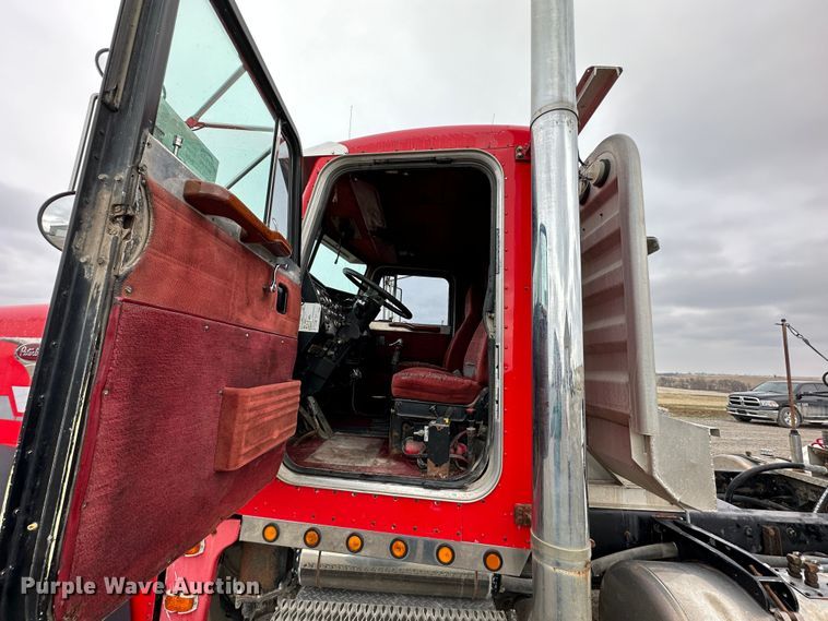 image for item DR6087 1993 Peterbilt 379  semi truck