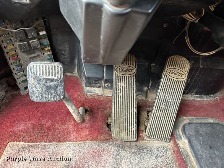 image for item DR6087 1993 Peterbilt 379  semi truck