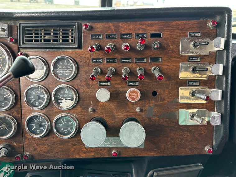 image for item DR6087 1993 Peterbilt 379  semi truck