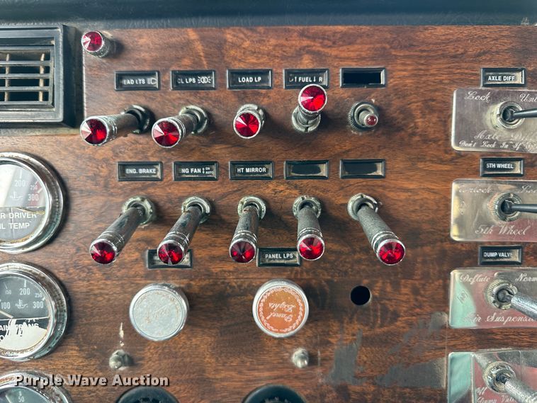 image for item DR6087 1993 Peterbilt 379  semi truck