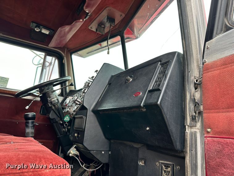 image for item DR6087 1993 Peterbilt 379  semi truck