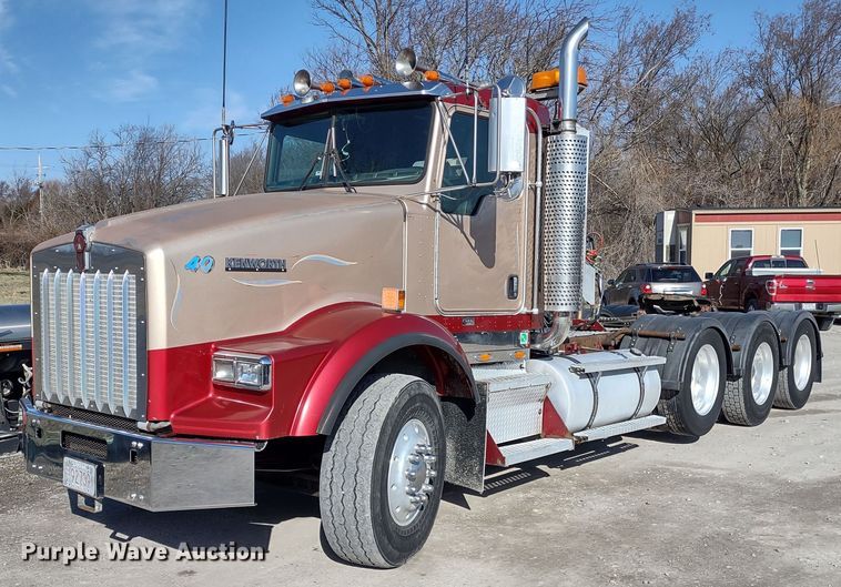 image for item DR8281 2004 Kenworth T800  semi truck