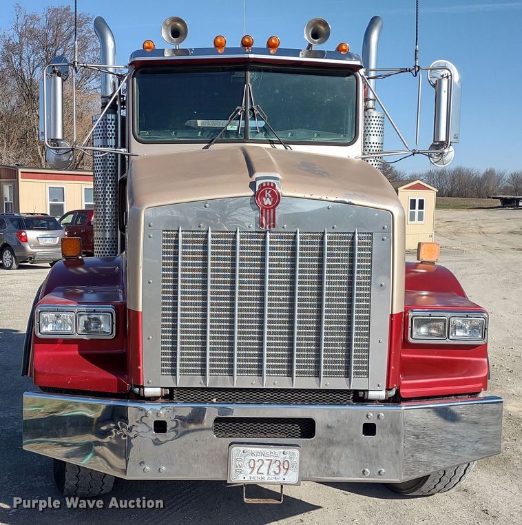 image for item DR8281 2004 Kenworth T800  semi truck