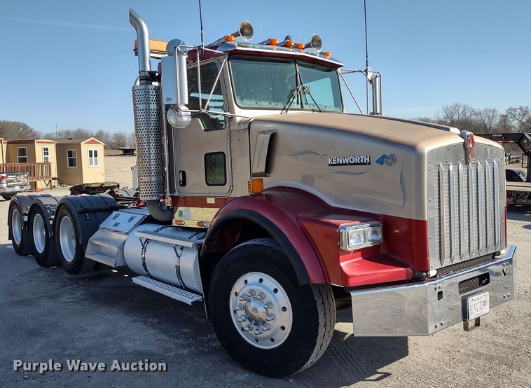 image for item DR8281 2004 Kenworth T800  semi truck
