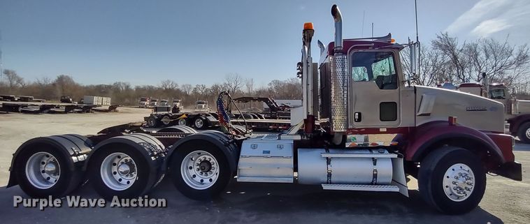 image for item DR8281 2004 Kenworth T800  semi truck