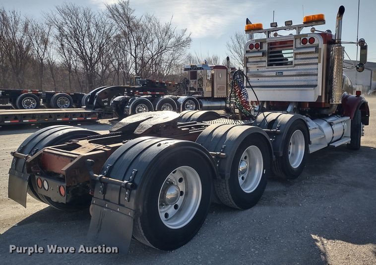 image for item DR8281 2004 Kenworth T800  semi truck