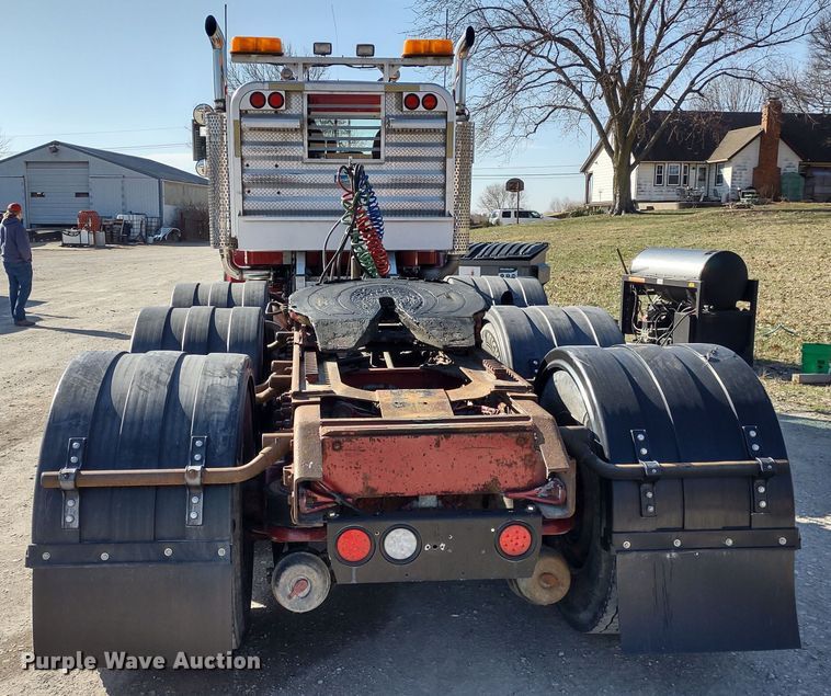 image for item DR8281 2004 Kenworth T800  semi truck