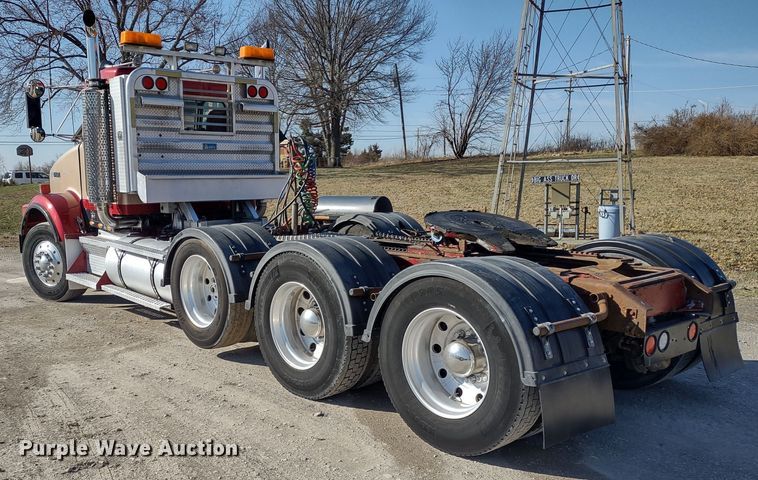 image for item DR8281 2004 Kenworth T800  semi truck